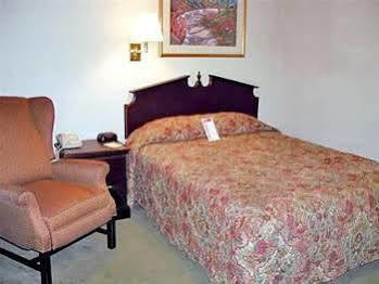 Intown Suites Extended Stay Raleigh Nc- Capital Blvd Exterior photo
